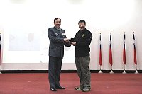 　任指揮官贈送李老師馬防部隊徽紙鎮，感謝李老師精采的演講。（圖／文：曾俊諺）