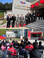 連江縣監理所已於元旦歸併中央,改為交通部公路總局台北市區監理所連江監理站,昨天特別舉辦站長佈達暨揭牌典禮,由交通部路政司長陳彥伯及多位中央官員共同主持揭牌,象徵地區監理服務進入新的里程碑。(圖/文:曹重偉)