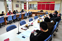 因應兩位立委候選人要求,縣選委會將舉辦「電視公辦政見發表辯論會」,各相關細部事項也完成討論,日期為一月五日(本週四)下午二時至四時,地點則改為介壽堂舉行,屆時歡迎鄉親透過電視轉播收看。(圖/文:曹重偉)