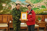 馬祖防衛指揮部政戰副主任王紀恆昨榮退,縣長頒贈榮譽縣民證。(圖/文:邱竟瑋)