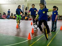 　東引國中小39週年校慶運動會，獨輪車障礙賽是其中亮點之一。（圖：東引國中小提供）