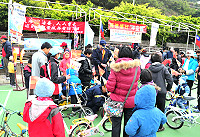 　轉動臺灣齊倡廉、傳達海巡清形象！馬祖岸巡大隊活動當天特別設攤宣導，不但協助車友裝設宣導旗幟，還致贈超可愛的紀念品，讓許多小朋友是趨之若鶩，有效傳達海巡署廉潔形象。（圖／文：曹重偉）