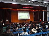　地檢署民主深根計畫列車啟動，首場選舉法令介紹及反賄選宣導昨天下午在中正國中小舉辦，並由檢察長洪培根攜帶特製印有反賄選文字精美環保餐具，到該校對全體師生進行法治教育及反賄選宣導。（圖：連江地檢署提供）