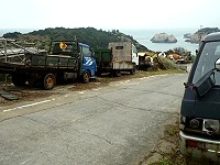 　東引蛋雞場舊址附近停放多台大小廢棄車，鄉公所環保課表示將儘快完成清理。（圖／文：陳其敏）