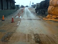 　東引精神堡壘至北澳村路段施工，泥濘濕滑，開車要特別小心。（圖／文：陳其敏）