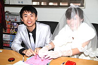 在戶政事務所服務的林立言昨天兒子林益晨結婚,特別返馬選擇在馬祖戶政完成結婚登記,讓這一樁喜事更添意義。(圖:李寶玉提供)
