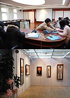 彰化「千容結社」成員不辭辛勞,在台北等待一天,昨天順利抵馬並立即展開佈展工作,下午也緊急聯繫報名鄉親進行DIY活動,「結祥迎春-千容結藝馬祖聯展」即日起至二月二十五日,歡迎地區鄉親前往欣賞。(圖/文:劉秋月)