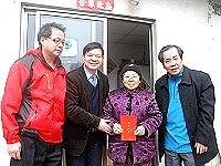 　縣長楊綏生提前向東引鄉親拜年，並發放春節慰問金給65歲以上鄉親、身心障礙者及低收入戶。（圖／文：陳其敏）
