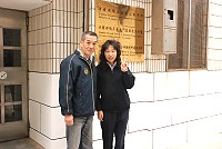通過一百年度薦任升官等考試的曹琇君,與監長廖萬熙合影。(圖/文:邱竟瑋)