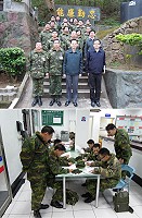 國防部主計局局長陳松培中將(第一排右二)抵馬視察,並提前向馬祖地區財務組同仁官兵賀節;另財務組同仁亦全力加班作業,俾使官兵年終暨考績獎金如期進帳。(圖/文:劉秋月)