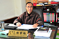 講究效率的時代,企劃室主任陳書福強調縣政建設規劃推動及服務,都以全方位的思考、精確研究發展、走動式管考與務實前瞻、為民服務行銷理念為出發點,透過同仁們集體智慧運用,力求為新年度的縣政建設及服務內涵繳交出一張亮麗的成績單。(圖/文:曹重偉)