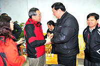 第八屆立委選戰由前縣長陳雪生以2528票挑戰成功,選舉生涯4連勝!現任立委曹爾忠展現風度承認敗選,並在縣長楊綏生、夫人黃如琴陪同下,前往陳雪生競選總部表達祝賀之意。(圖/文:曹重偉)