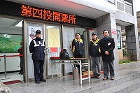 　縣選委會總幹事王詩乾了解北竿選務工作，開票所前往關心的民眾寥寥無幾。（圖／文：陳鵬雄）