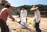 　鐵板社區一百年發揮凝聚力，共同清理鐵板沙灘，也配合文化局進行一系列慶典活動。（圖文：邱竟瑋）