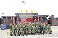 任指揮官祝賀亮島守備隊佳節愉快，並與弟兄們合影。（圖／文：曾俊諺）