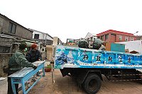 東引指揮部弟兄幫忙鄉親清運大型垃圾。(圖/文:彭家慶)