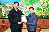 立委選戰結束,當選人陳雪生特別前往縣府拜會,縣長楊綏生稱許陳雪生豐富的從政資歷及服務鄉親的熱情,特致贈縣政顧問聘書。(圖/文:曹重偉)