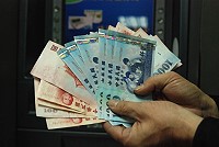 即日起至一月二十日止,台灣銀行與縣農會信用部及郵局提供換新鈔服務,ATM也將於春節前陸續補上新鈔。(圖/文:邱竟瑋)