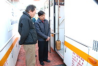 　縣長楊綏生昨天視察新公車，對於公車階梯的高度差有二十公分，可能會造成年長者上下車的困難，希望未來可以就這一部份改進。（ 圖／文：劉秋月） 
