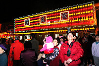 山隴境玄天宮張燈結綵,入夜後燈火耀眼亮麗,迎接春節及2012兩馬同春鬧元宵。(圖:曹以鋒)