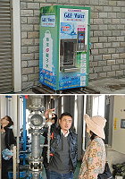 南竿三期海淡廠即日起販售生飲級海淡水,歡迎鄉親取用。圖為廠商解說海淡水設施,可以轉開開關,給外賓飲用。(圖:縣府工務局提供)