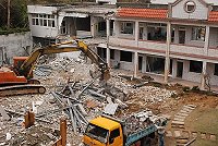 仁愛國小五十年舊校舍拆除,將興建新操場。(圖/文:邱竟瑋)