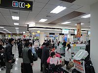 春節期間南、北竿機場湧現返鄉旅客,松山機場昨上午也出現搭機人潮。由於南、北竿往台灣班機今訂位客滿,加上年假開始,預計會有大批旅客在機場等候。(圖:立法委員曹爾忠服務處提供)
