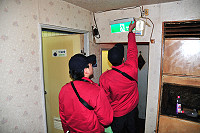　為加強春節期間用火暨用電安全，消防局南竿分隊針對轄內連棟木造潛勢危險住家及營業場所進行防火用電宣導，並檢查住家中配線及業者逃生照明燈等設備是否堪用。（圖／文：曹重偉）
