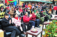 　百家爭妍齊獻藝，軍民聯歡慶龍年。（圖／文：曹重偉）