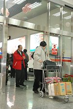 春節收假,馬祖上班族從松山機場搭機返抵南竿,今天返回工作崗位。(圖/文:邱竟瑋)