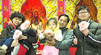 東莒社區發展協會春節期間規劃一連串遊戲陪大家熱鬧過新年!手氣特好的幸運兒,分別奪得數千元獎金。(圖:東莒社區發展協會提供)