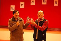 　副縣長林星寶卸任，縣長楊綏生頒發「錦情義茂、功在馬祖」紀念獎牌。（圖／文：邱竟瑋）
