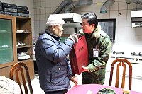 　主任向榮民伯伯們拜早年，並致贈新年賀禮。（圖／文：曾俊諺）
