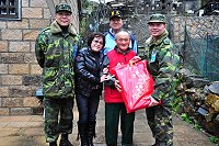 莒指部柯將軍慰問獨居老人,並致贈春節禮品。(圖/文:陳瑞誠)
