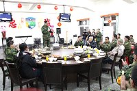 　任指揮官與所有人員熱烈歡迎榮民伯伯們一同共襄盛舉除夕餐會。（圖／文：曾俊諺）