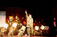北指部大家長劉指揮官與弟兄合唱-沒那麼簡單。(圖/文:林禹豪)