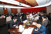 交通部民航局昨天通過「南、北竿機場改善可行性評估」期末審查,縣長楊綏生親自與會討論,期末報告結論以優先發展北竿機場,採跑道方位轉13度,往北延伸再往西偏移(43公尺)為首選方案。(圖:縣政府提供)