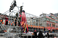 「兩馬躍龍騰」慶祝晚會及系列活動明天登場,承辦單位山隴境白馬尊王廟昨起在駐軍協助下,於低溫中積極展開舞台搭建工作。(圖/文:曹重偉)
