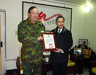 　101年度國家清潔週圓滿落幕，為感謝軍方對鄉內環保工作的大力協助，鄉長朱秀平昨天上午專程前往拜訪指揮官任季男致贈感謝狀。（圖：南竿鄉公所提供）