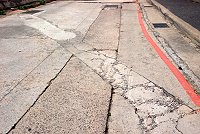 民國一百零一年生活圈道路建設,馬祖地區獲核定約五千八百萬元經費,馬祖高中前方的破損道路將進行改善。該處現已用冷瀝青暫時修補。(圖/文:邱竟瑋)