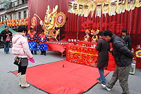 　筊杯祈福發財金活動，昨天吸引不少鄉親前往一試手氣，期盼發財母金為自己帶來更多的財運。（圖／文：劉秋月）