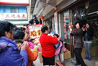 　鱔溪十番樂昨天下午在介壽廣場進行哈彩報喜活動，用吉祥話配合鑼鼓及人聲唱喝，相當具有特色，商家也都以紅包回應，賓主雙方都開心。（圖／文：劉秋月）