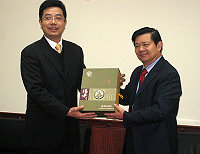 　今年「兩馬同春鬧元宵聯歡交流團」團長馬尾區長許毅青一行，昨天下午專程前往縣政府拜會，受到縣長楊綏生的熱情歡迎，雙方交換紀念品。（圖：連江縣政府提供）