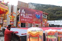 2012年北竿擺暝文化祭,佈景、舞台搭建完成,技術人員進行最後測試工作。(圖/文:邱竟瑋)