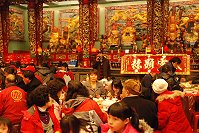 　北竿擺暝文化祭食福活動由各廟舉辦，有旅台鄉親團圓的溫馨。議長陳貴忠與相關單位祝賀擺暝圓滿成功。（圖／文：邱竟瑋）