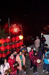 　元宵夜，東引鄉天后宮、泰山府、狀元廟三間廟宇同時擺暝，鑼鼓、煙火齊鳴，非常熱鬧。（圖／文：陳其敏）