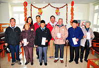 馬祖境天后宮回饋鄉親,由主委董金貴以「光明燈」及「太歲燈」收入,前往大同之家問候老人家並發放賀年禮金,藉此為點燈者「做功德」。(圖/文:曹重偉)