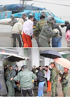 (上圖)在滂沱大雨中相關人員協助弟兄運送上直昇機。(下圖)任指揮官於後送現場全程監督,掌握全程並協助後送。(圖/文:曾俊諺)