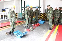 　任指揮官檢視二級廠工作人員工具設備保養與檢整狀況。（圖／文：曾俊諺）