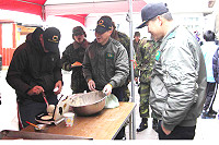 賀指揮官到園遊會的攤位與弟兄和鄉親們同樂。(圖/文:康贊清)